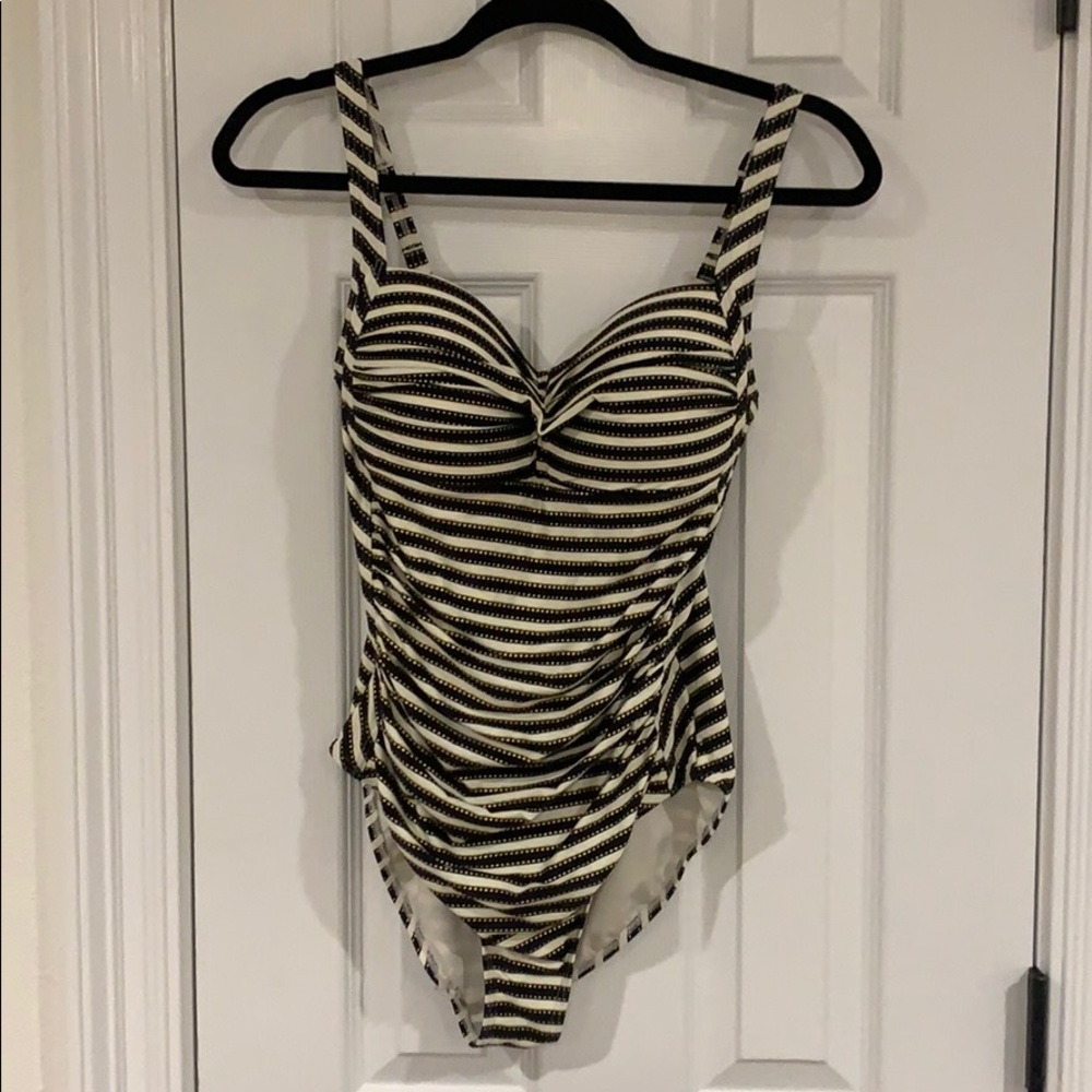 NIPTUCK SWIM Women’s one-piece swimsuit